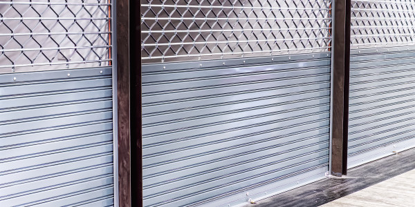 Reformas Integrales de Tiendas y Locales  Comerciales en Lleida · Instalación de  Ventanas y Persianas Comerciales